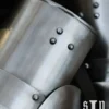 Mittelalterliches Armzeug mit Ellbogenkacheln, 14. Jh., 1,6 mm Stahl