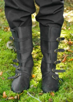 Mittelalterliche Stiefel mit Schnallen, schwarz