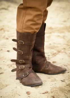 Mittelalterliche Stiefel mit Schnallen, braun
