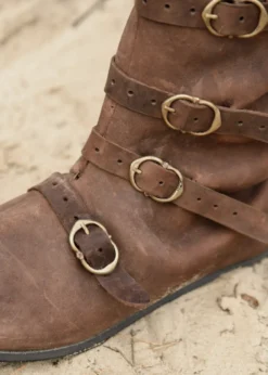 Mittelalterliche Stiefel mit Schnallen, braun