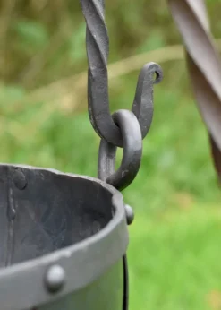 Mittlerer vernieteter Lagertopf, ca. 9 Liter