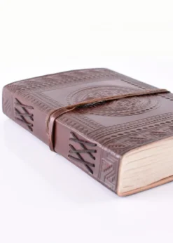 Notizbuch aus Leder mit mittelalterlichem Motiv, ca. 14 x 21 cm