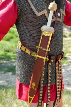 Pompeji Gladius mit dunkler Scheide und Riemen