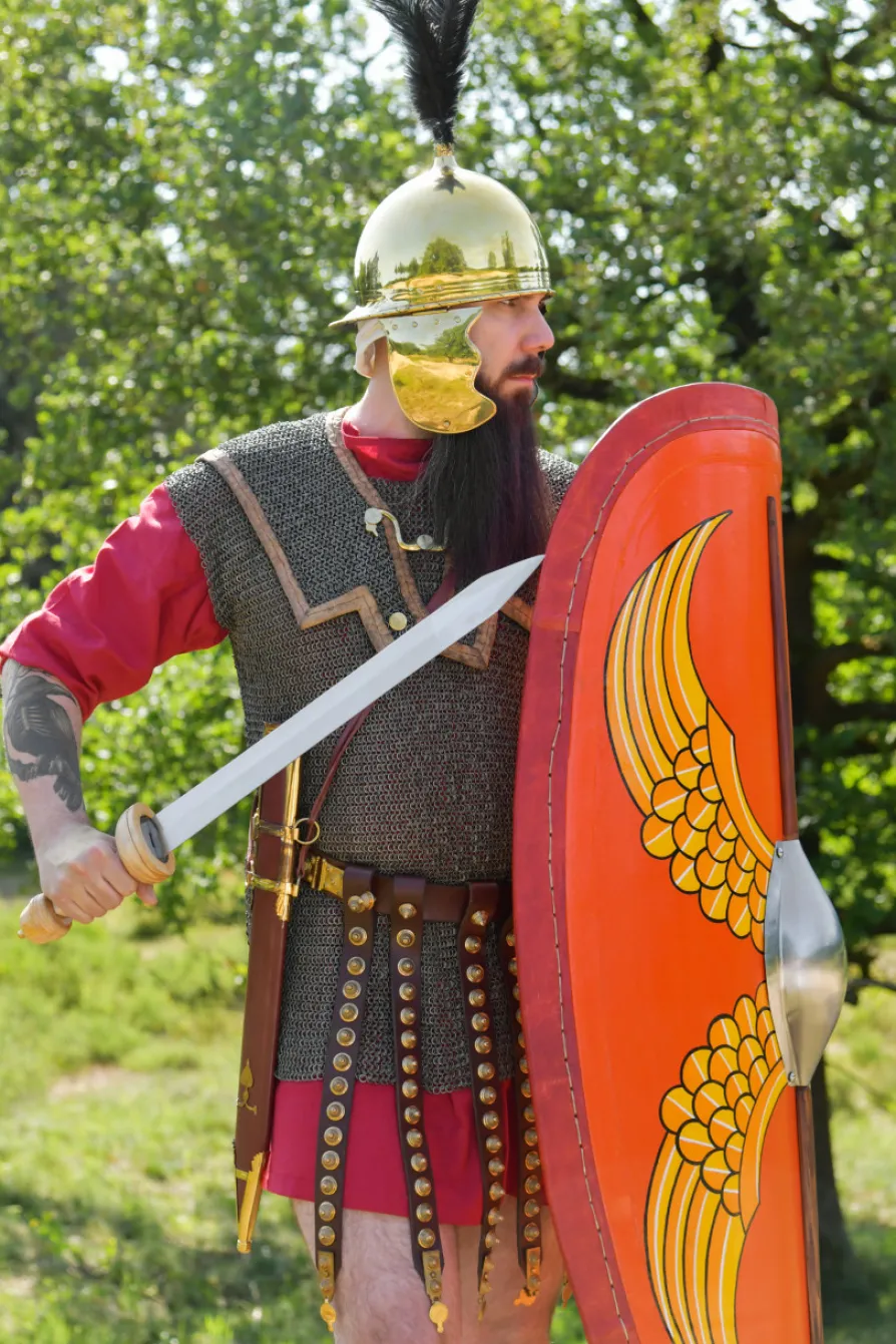 Pompeji Gladius mit dunkler Scheide und Riemen
