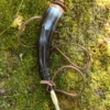 Pulverhorn mit Absperrhahn aus Messing und Lederband
