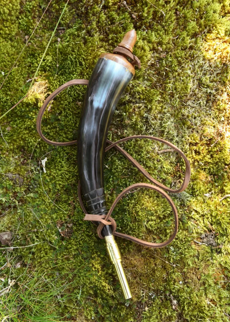 Pulverhorn mit Absperrhahn aus Messing und Lederband