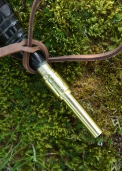 Pulverhorn mit Absperrhahn aus Messing und Lederband