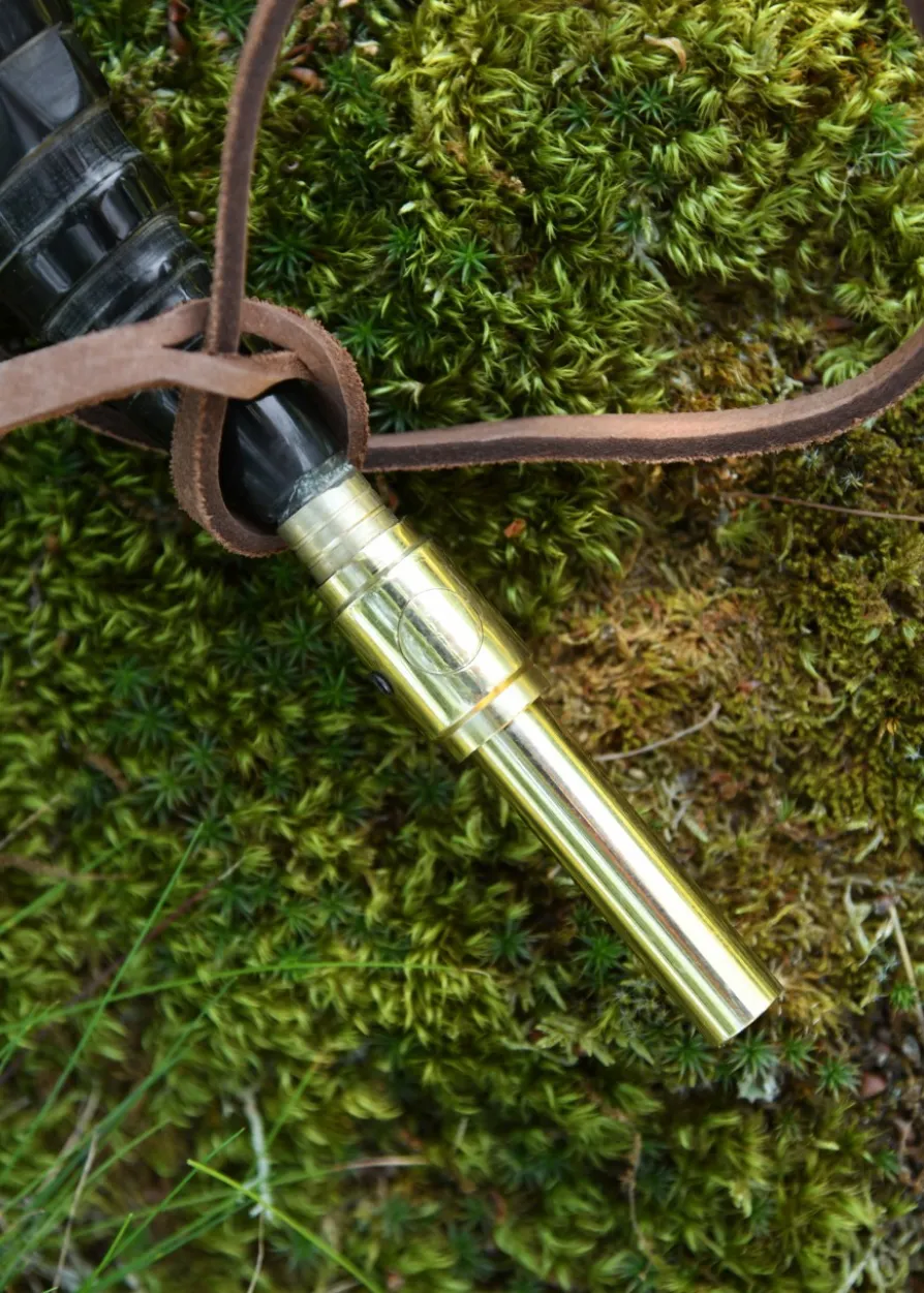 Pulverhorn mit Absperrhahn aus Messing und Lederband