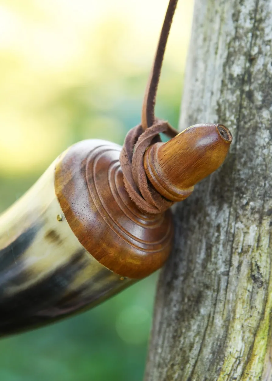 Pulverhorn mit Absperrhahn aus Messing und Lederband