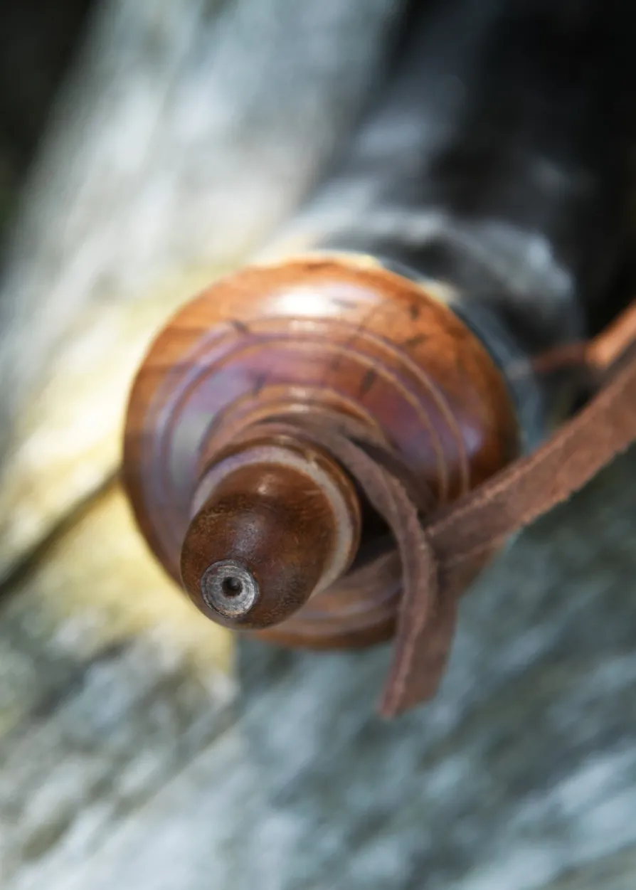 Pulverhorn mit Absperrhahn aus Messing und Lederband