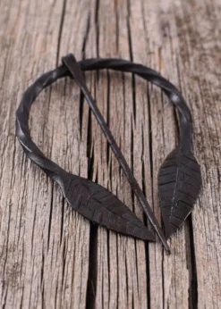 Ringfibel mit Blättern, handgeschmiedet
