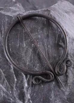 Ringfibel, rund, doppelt eingerollt, handgeschmiedet