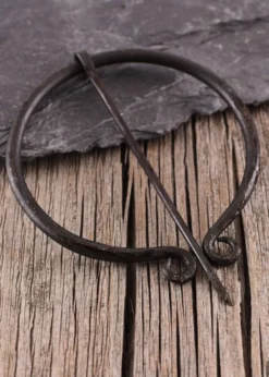 Ringfibel, rund, einfach eingerollt, handgeschmiedet