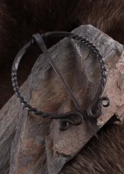 Ringfibel, tordiert, doppelt eingerollt, handgeschmiedet