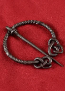 Ringfibel, tordiert, vierfach eingerollt, handgeschmiedet