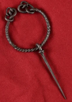 Ringfibel, tordiert, vierfach eingerollt, handgeschmiedet