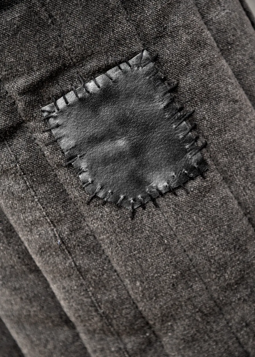Ärmelloser Gambeson mit handgefertigen Details, schwarz