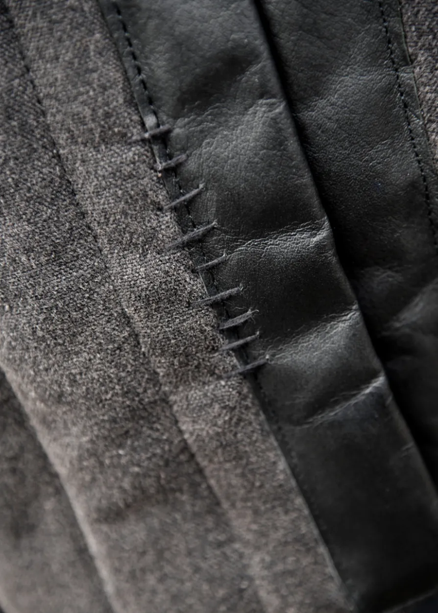 Ärmelloser Gambeson mit handgefertigen Details, schwarz