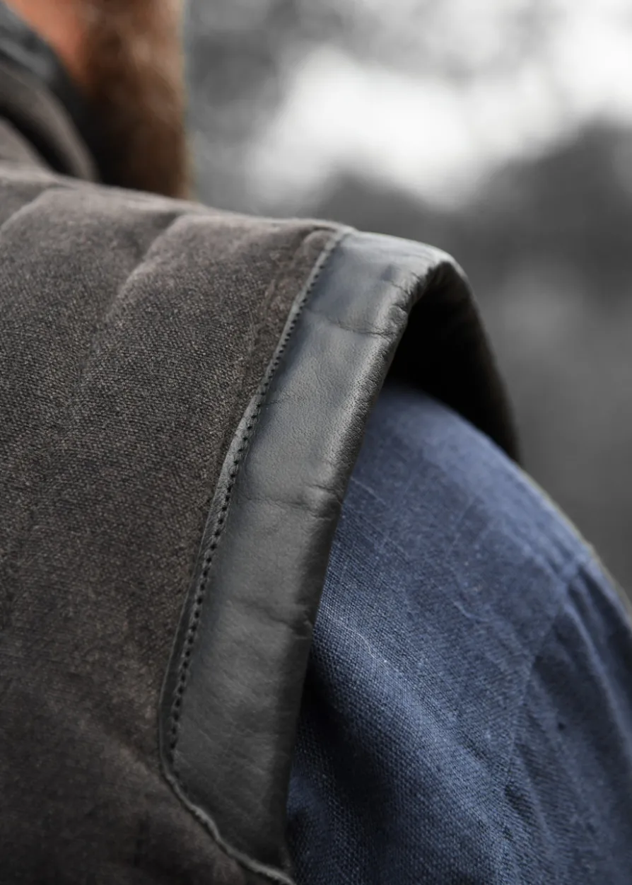 Ärmelloser Gambeson mit handgefertigen Details, schwarz