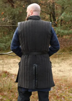 Ärmelloser Gambeson mit handgefertigen Details, schwarz
