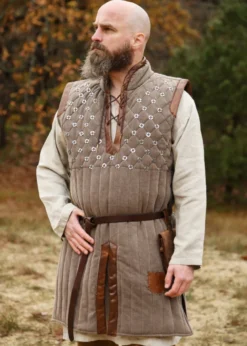 Ärmelloser Gambeson mit handgefertigen Details, braun