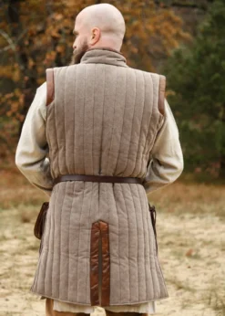 Ärmelloser Gambeson mit handgefertigen Details, braun