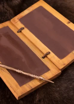 Römische Schreibtafel aus Wachs und Holz mit Bronzestift