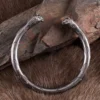 Römische Torques mit Löwenkopf, verzinntes Messing, Paar