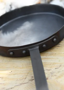 Rustikale Bratpfanne mit langem Griff