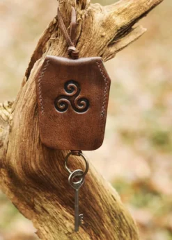 Schlüsselanhänger aus Leder mit Triskele, braun