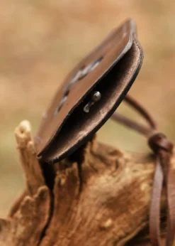 Schlüsselanhänger aus Leder mit Triskele, braun