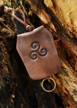 Schlüsselanhänger aus Leder mit Triskele, braun