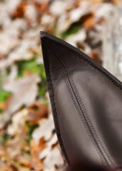 Schnabelstiefel mit drei Schnallen, dunkelbraun
