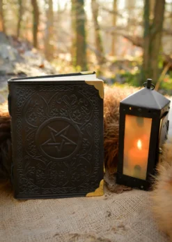 Schwarzes Lederbuch mit Pentagramm, ca. 18 x 23 cm