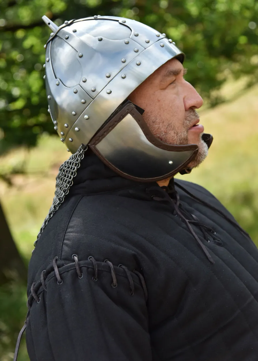 Spangenhelm mit Wangenklappen und Brünne, 2 mm Stahl