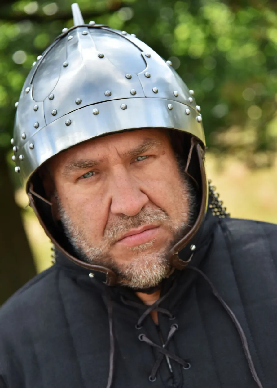 Spangenhelm mit Wangenklappen und Brünne, 2 mm Stahl