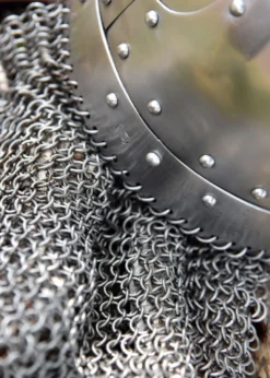 Spangenhelm mit Wangenklappen und Brünne, 2 mm Stahl