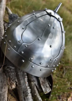 Spangenhelm mit Wangenklappen und Brünne, 2 mm Stahl