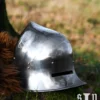 Spätmittelalterlicher Eisenhut mit Zwiebel-Top und Sehschlitzen, 1,6 mm Stahl