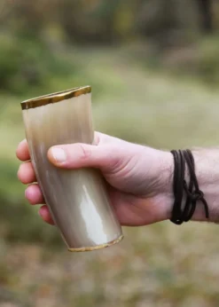 Trinkbecher aus Horn mit Messingrand, ohne Henkel