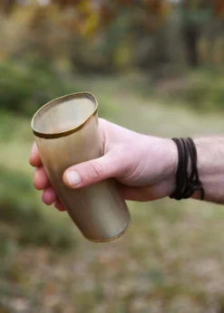 Trinkbecher aus Horn mit Messingrand, ohne Henkel