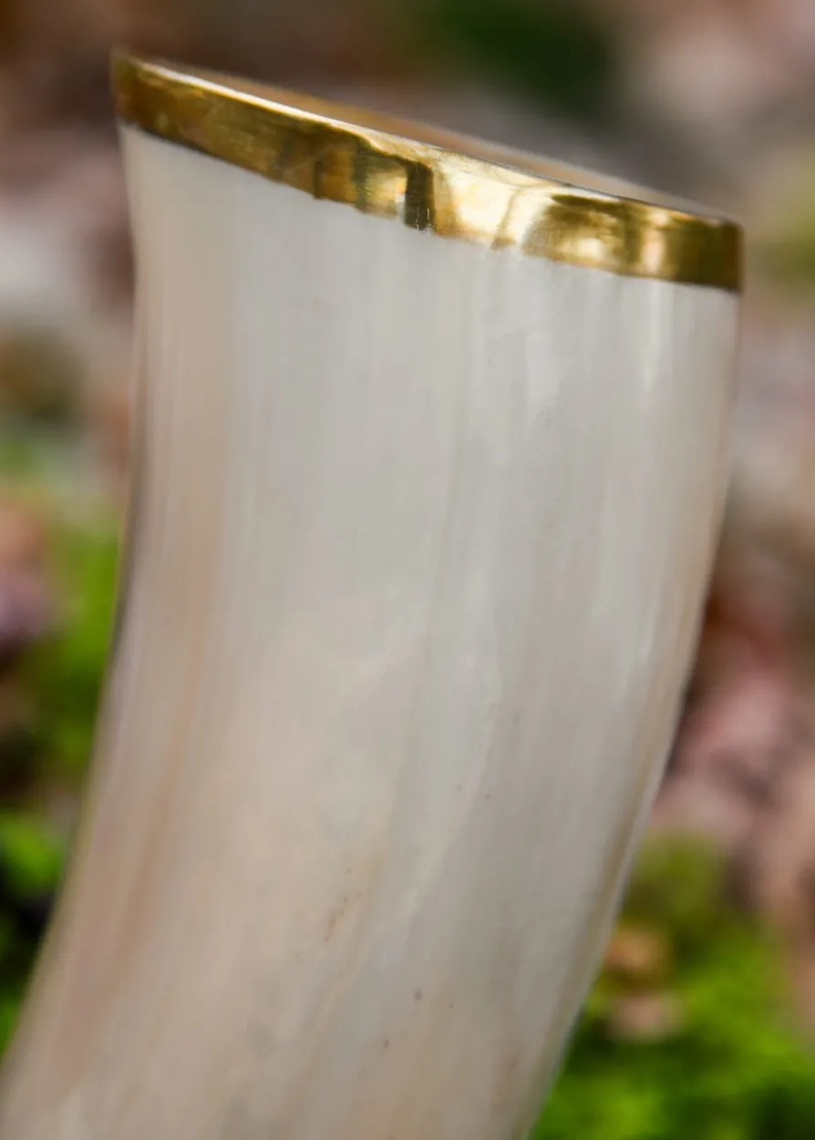 Trinkbecher aus Horn mit Messingrand, ohne Henkel