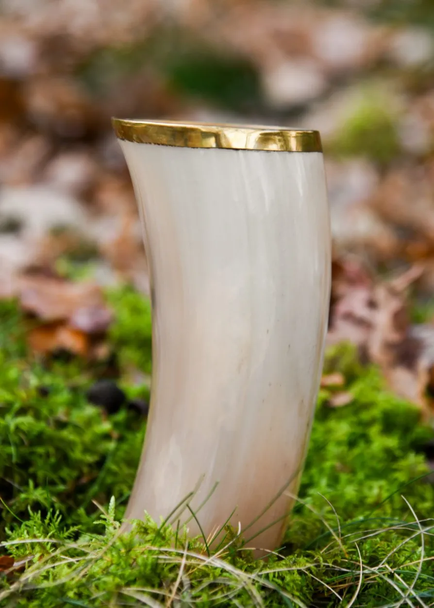 Trinkbecher aus Horn mit Messingrand, ohne Henkel