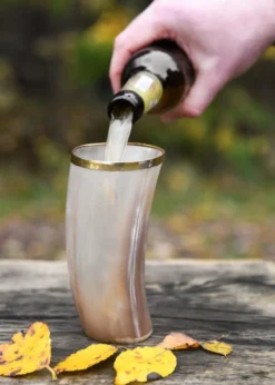 Trinkbecher aus Horn mit Messingrand, ohne Henkel