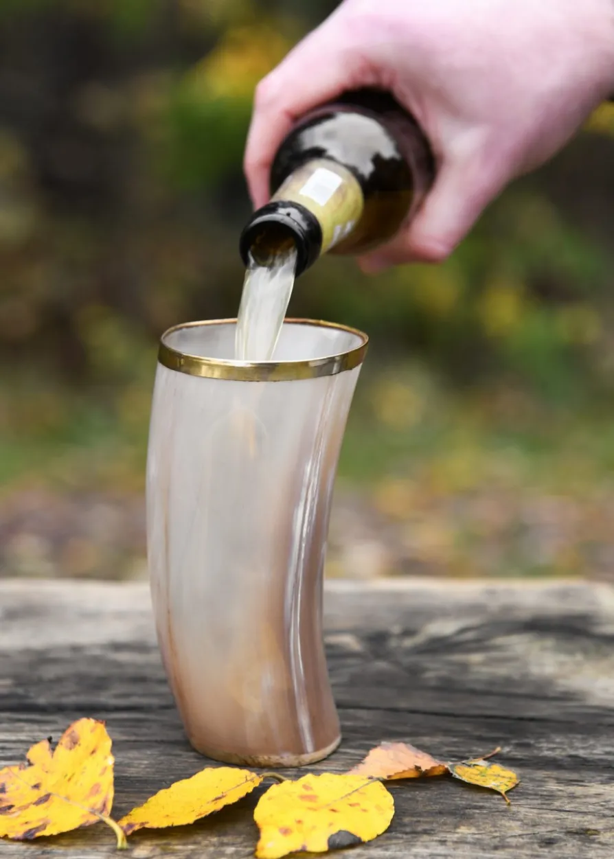 Trinkbecher aus Horn mit Messingrand, ohne Henkel