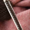 Webschiffchen aus Knochen mit Flechtmuster