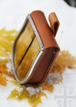 Wikinger Gürteltasche aus braunem Leder mit Frontklappe aus Messing