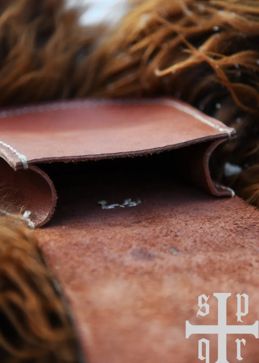 Wikinger Gürteltasche aus braunem Leder mit Frontklappe aus Messing