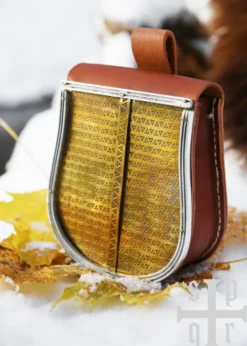 Wikinger Gürteltasche aus braunem Leder mit Frontklappe aus Messing