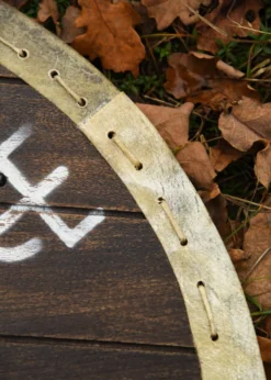 Wikingerschild 'Vegvísir' mit Rohhaut-Umrandung, 60 cm